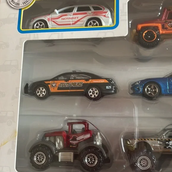 Metal Matchbox car set not opened - Picture 2 of 3